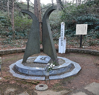 写真-4 生田緑地のローム斜面崩壊の慰霊碑
