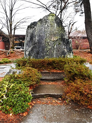 写真-1 日本地質学発祥の地の記念碑