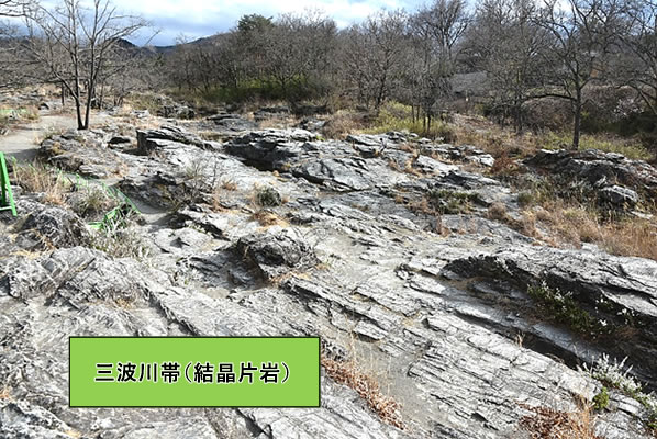 写真-2 長瀞の石畳（三波川帯の結晶片岩）